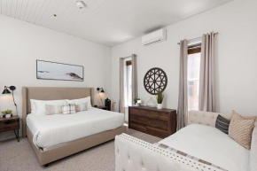 Independence Square 211, Chic Hotel Room with Mountain Views, A/C, & Rooftop Hot Tub Aspen